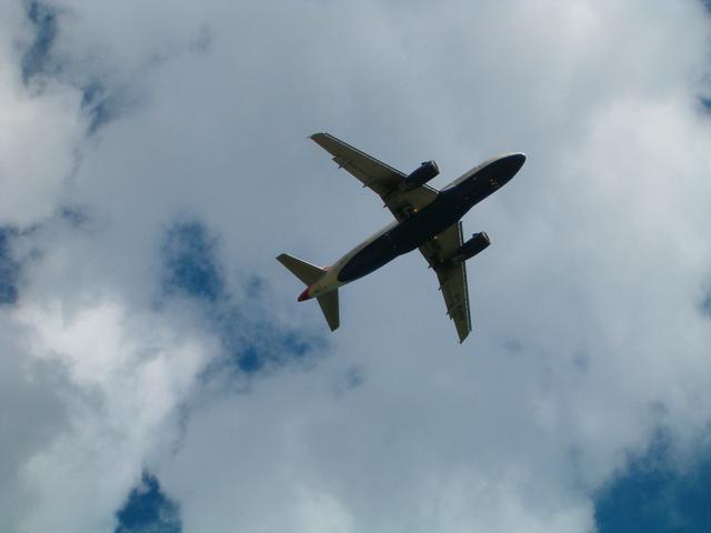 Une image contenant ciel, plein air, nuage, avion

Description générée automatiquement