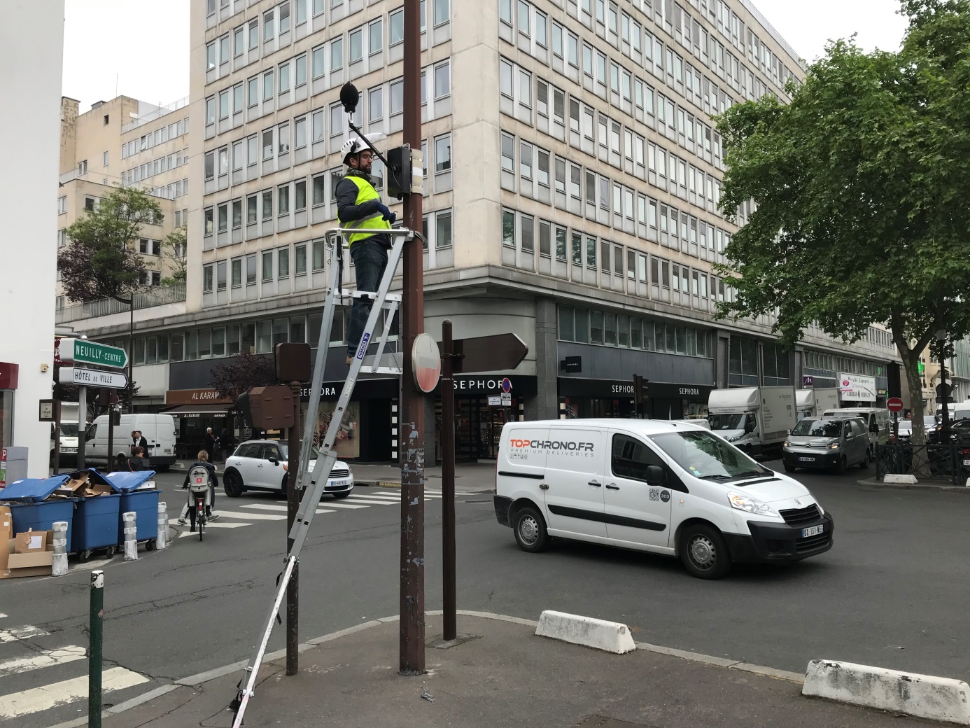 Une image contenant plein air, Véhicule terrestre, bâtiment, voiture

Le contenu généré par l’IA peut être incorrect.